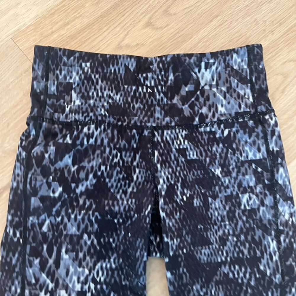 ** Athleta Chaturanga High Rise Black/Gray Cobra Snake Print Leggings XS - Picture 5 of 10
